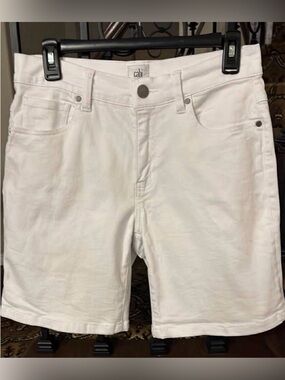 cabi #6192 Unwind Short. EUC. Size 4. 90% cotton, 8% polyester, 2% spandex.
